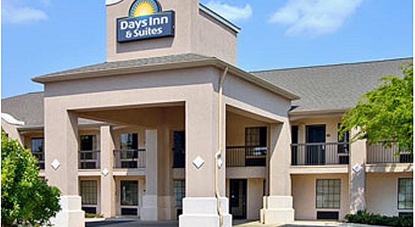 Days Inn and Suites Fort Valley
