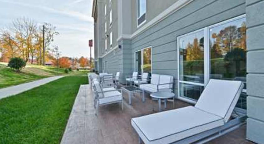 Hampton Inn & Suites Greensboro - Coliseum Area