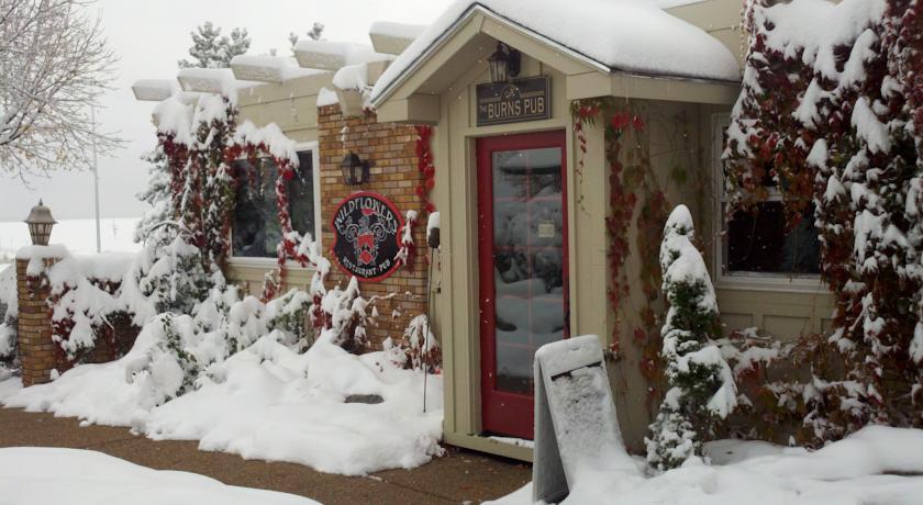 Hilltop Inn & Suites