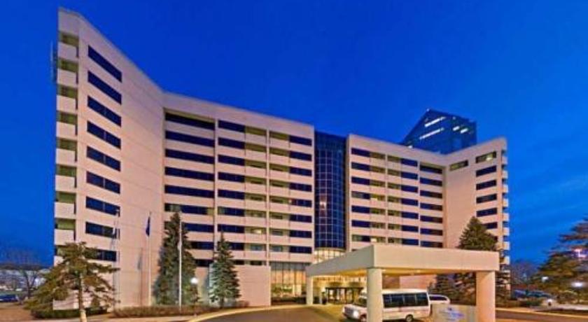 Hilton Suites Chicago-Oak Brook