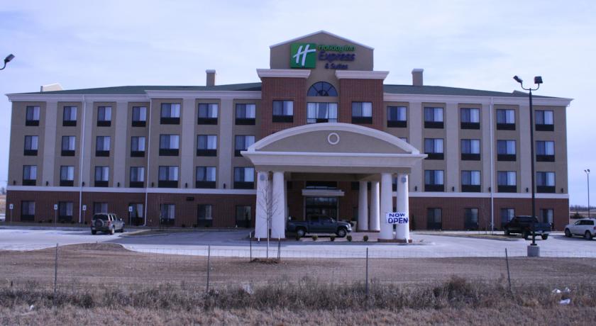 Holiday Inn Express and Suites Pratt