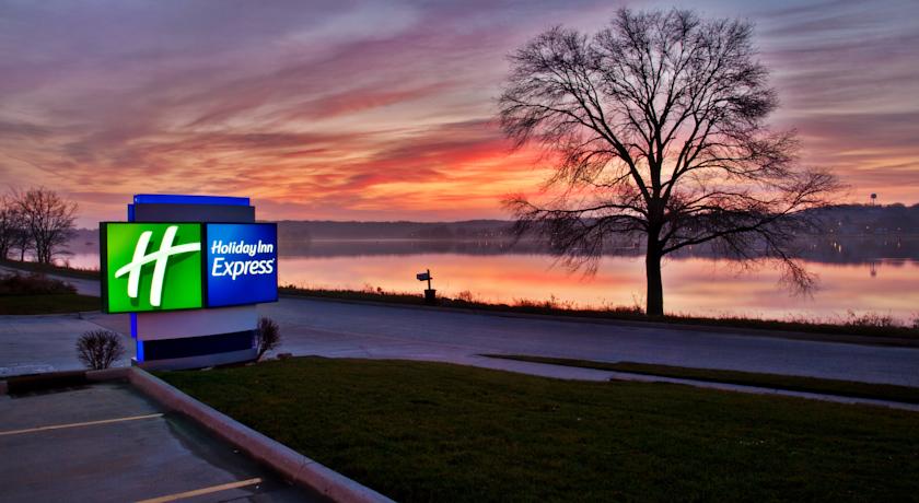 Holiday Inn Express Le Claire Riverfront-Davenport