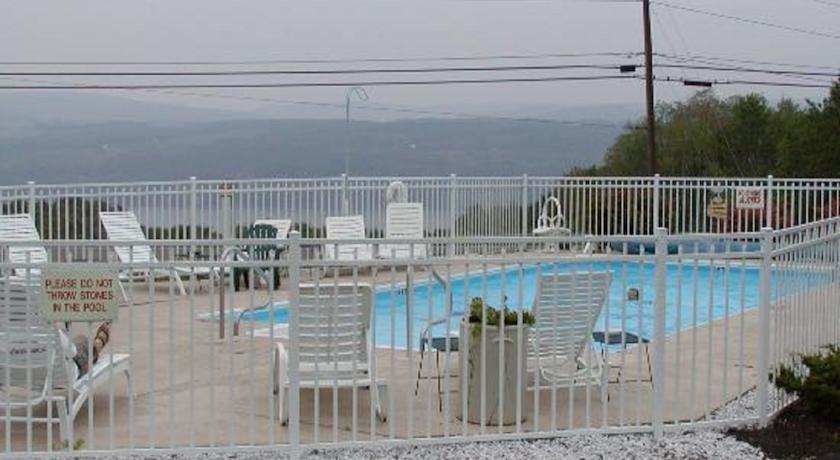 Longhouse Lodge Motel & Manor