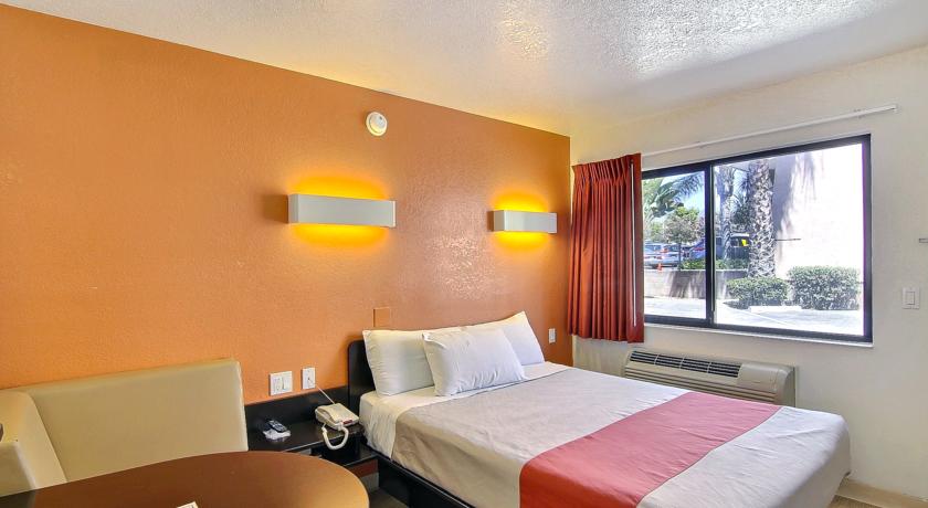 Motel 6 Santa Barbara - State Street