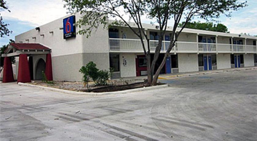 Motel 6 Uvalde TX