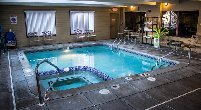 Red Roof Inn and Suites Muskegon Heights