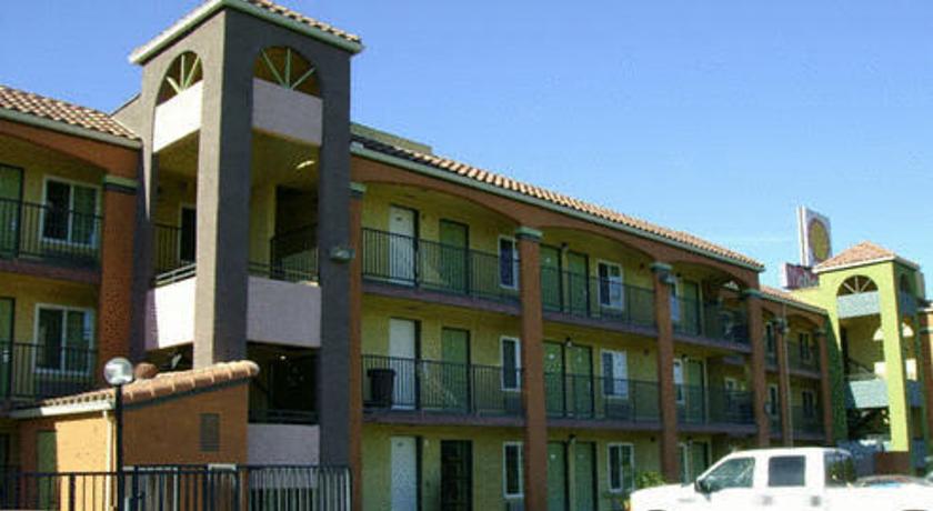 Scottish Inns & Suites Corona