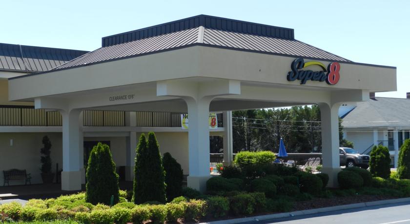 Super 8 Calhoun