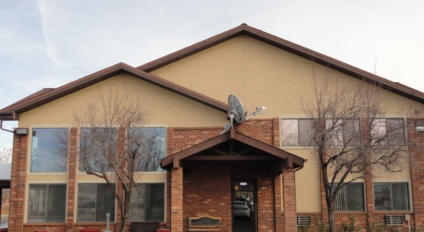 Super 8 Longmont Twin Peaks