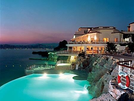 Le Chateau Du Domaine St Martin