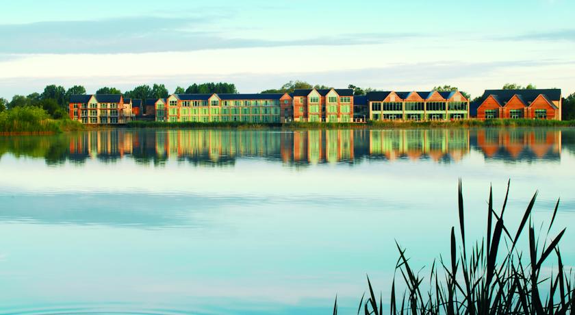 Cotswold Water Park Four Pillars