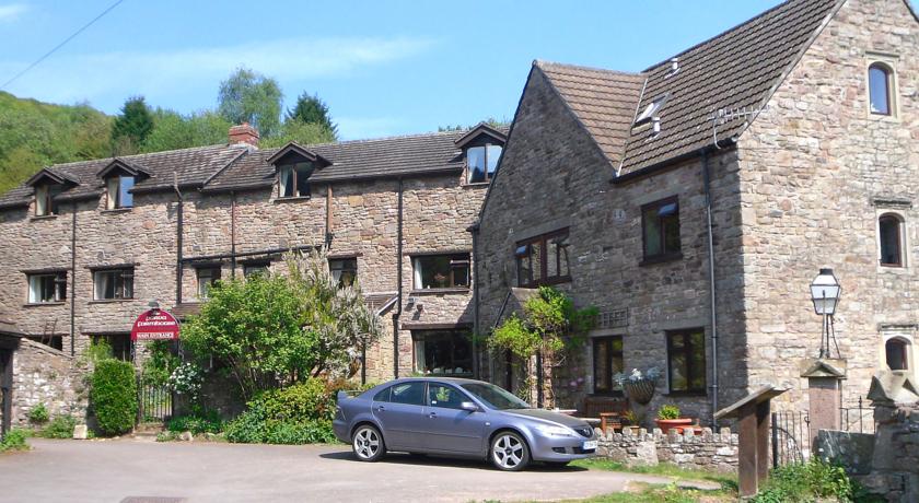 Parva Farmhouse Riverside Guesthouse