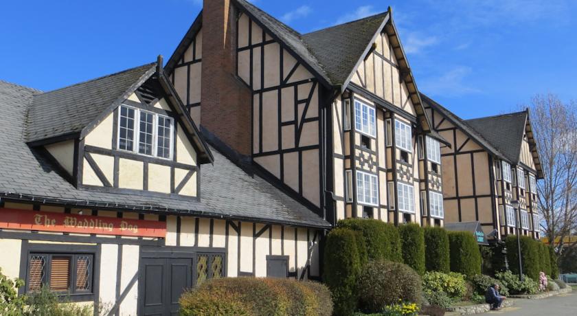 Quality Inn Waddling Dog