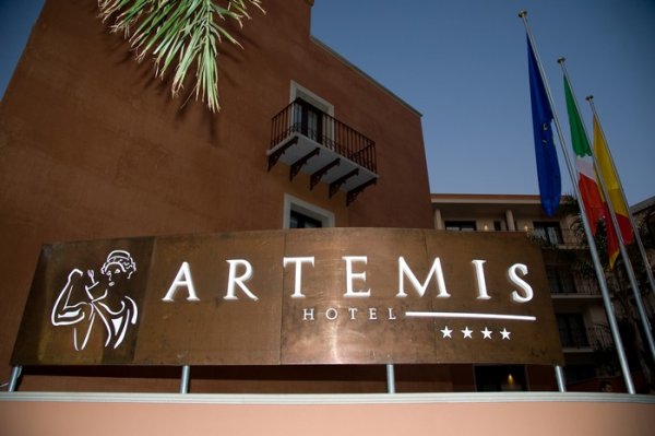 Artemis Hotel