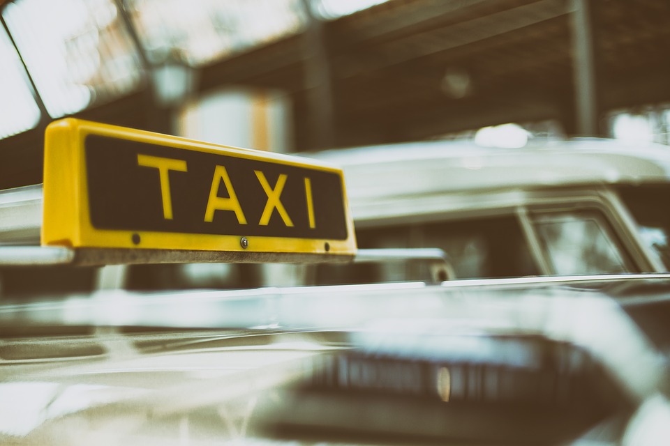 Такси из аэропорта до центра Амстердама самое дорогое в Европе. А сколько стоит в других столицах?