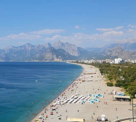 С 26 июня туристы будут отдыхать в Анталии без масок и социальной дистанции, но не все